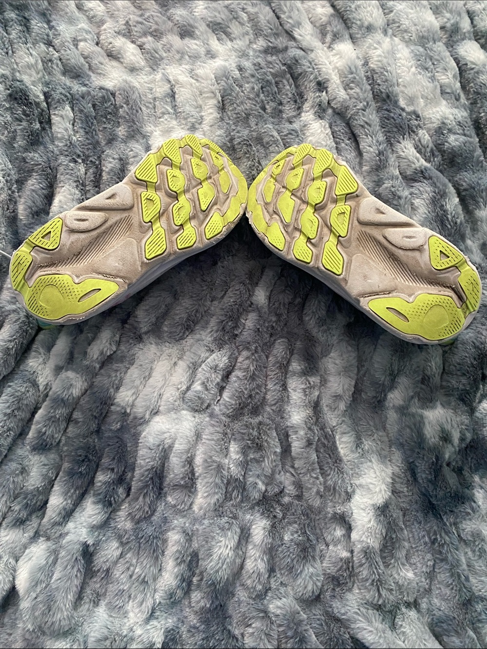 Hoka Clifton9 Women's Light Gray Running Shoes with Lime and Pastel Accents - Picture 3 of 7